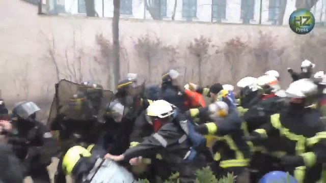 Podczas protestów we Francji dochodzi do starć sił porządkowych i strażaków