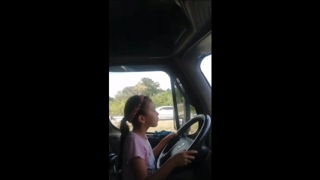 9-latka za kierownicą ciężarówki na autostradzie.