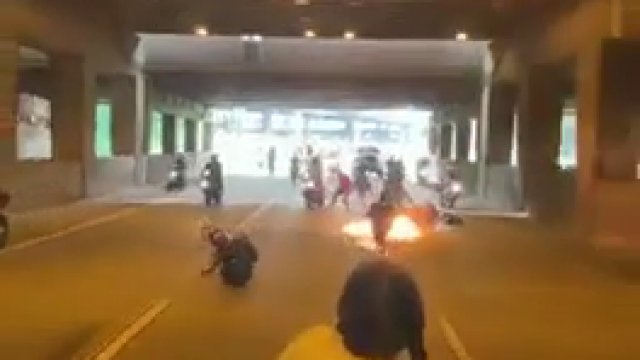 Nieudany pokaz motocyklisty na jednym kole spowodował karambol