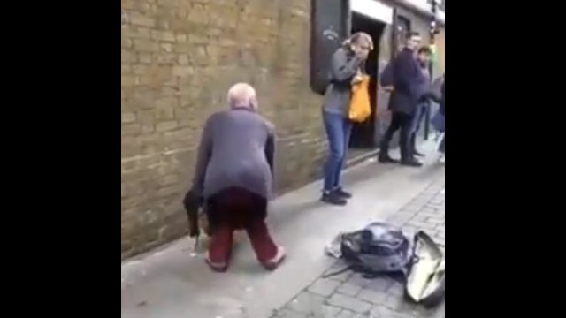 Niezdarny skrzypek robi show na ulicy
