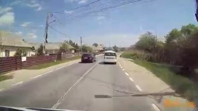 Policja zatrzymuje kierowcę, który wyprzedzał na ciągłej linii