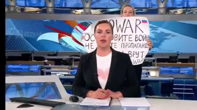 Wtargnięcie do studia Russian Channel One przez aktywistkę z plakatem