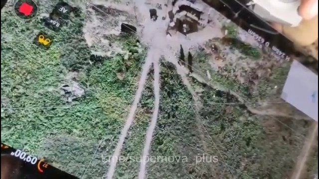Ukraiński dron zrzuca bombe na rosyjskich żołnierzy