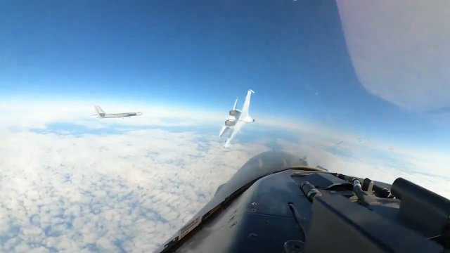 Rosyjski myśliwiec Su-35 przeleciał tuż nad amerykańskim samolotem u wybrzeży Alaski [WIDEO]