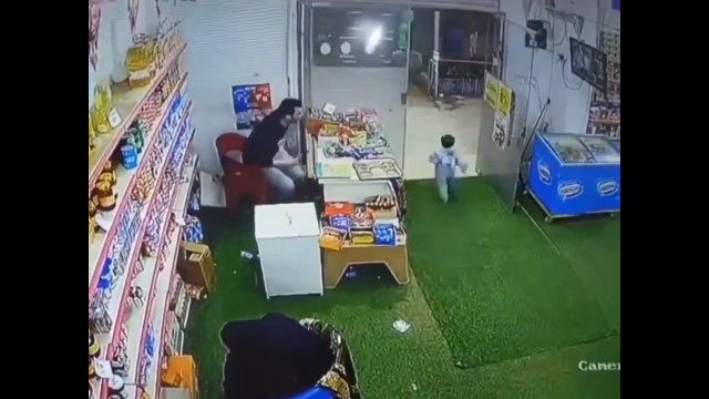 Słodkie dziecko kradnie ciasteczka ze sklepu