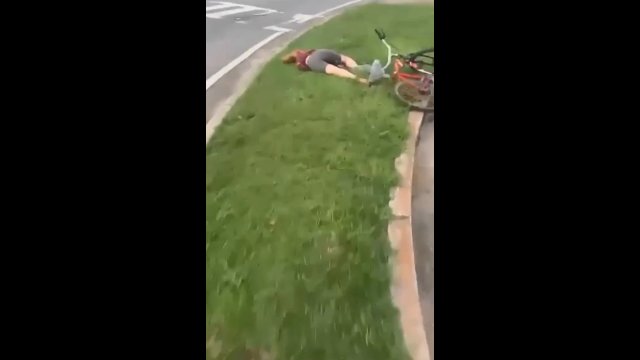 Pijana rowerzysta była zmuszona zrobić przerwę. Zasnęła na trawie przy ulicy
