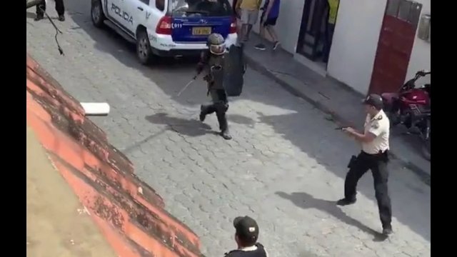 Ekwadorski samuraj wyszedł z mieczem i tarczą przeciwko policjantom [WIDEO]