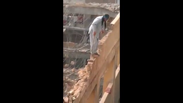 Pracownik wyburza ścianę bez jakiegokolwiek zabezpieczenia