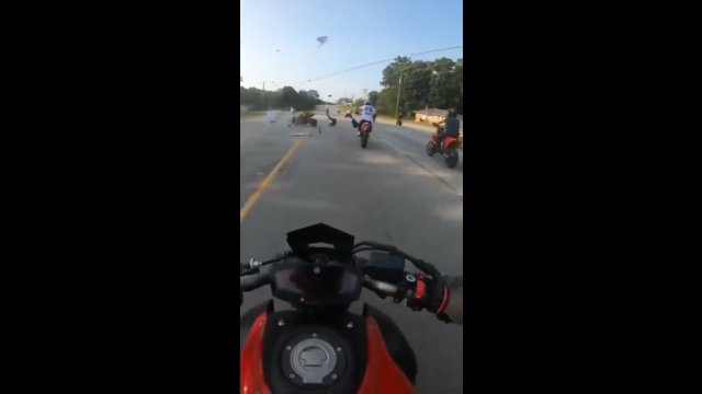 Jest nagranie z tragicznej jazdy motocyklisty. Gdzie on miał rozum?!