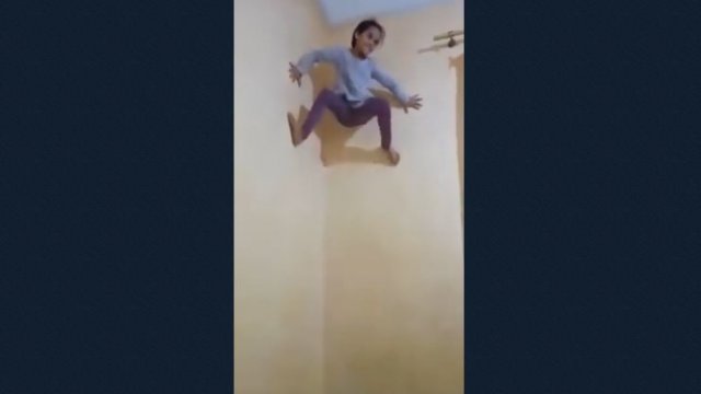 Dziecko wpina się na ścianę niczym spider-man