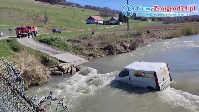 Rzeka porwała samochód firmy kurierskeij! To nie pierwszy raz w tej wsi [WIDEO]