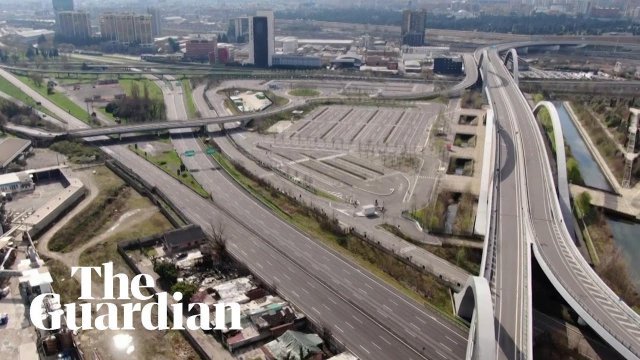 Dron nagrywa opustoszałe Włoskie autostrady w miastach dotkniętych Koronawirusem