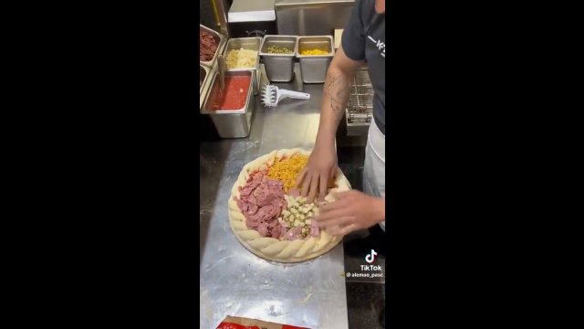 Pizza, która otwiera scyzoryki w kieszeniach Włochów