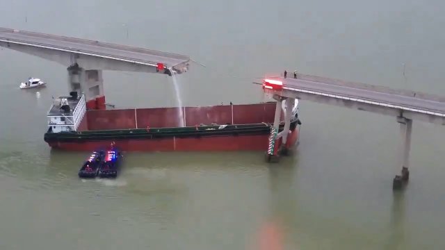 Statek staranował most w Kantonie. Kilka samochodów wpadło do wody [WIDEO]