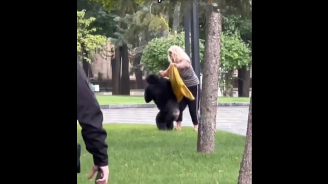 Szympans uciekł z zoo w Charkowie. Kiedy zaczęło padać, chętnie przyjął kurtkę