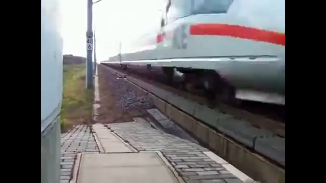 Kamerzysta prawie został wciągnięty pod przejeżdżający pociąg