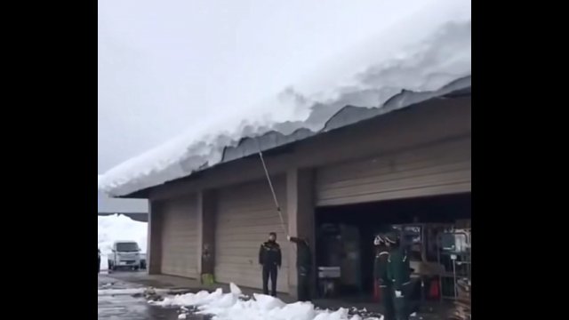 Potrzebne im było kilka sekund, aby usunąć śnieg z dachu