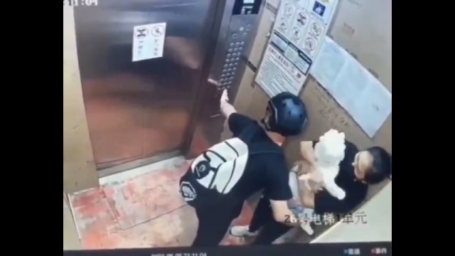 Mężczyzna bez zawahania chronił nieznajomą i jej dziecko, kiedy doszło do awarii windy [WIDEO]