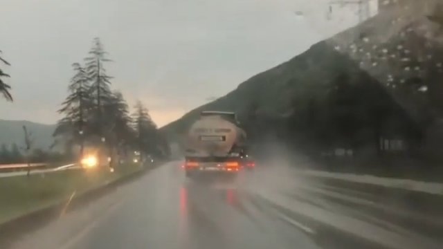 Co się stanie, jeśli pojedziesz szybko ciężarówką w deszczową pogodę?