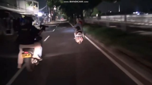 Indonezyjska policja ściga członków gangu na skuterach