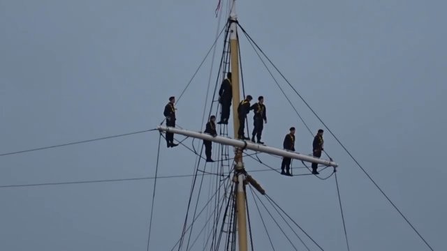 Marynarze pokazują na co ich stać w śpiewaniu szant
