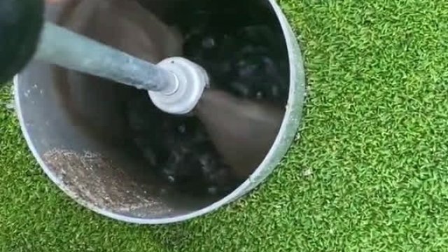 W taki sposób wypompowuje się wodę z dołków golfowych