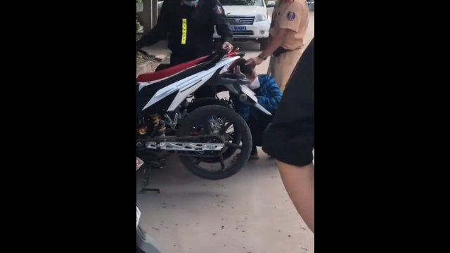 Chłopak próbował ukraść motocykl. Dostał lekcję dobrego wychowania