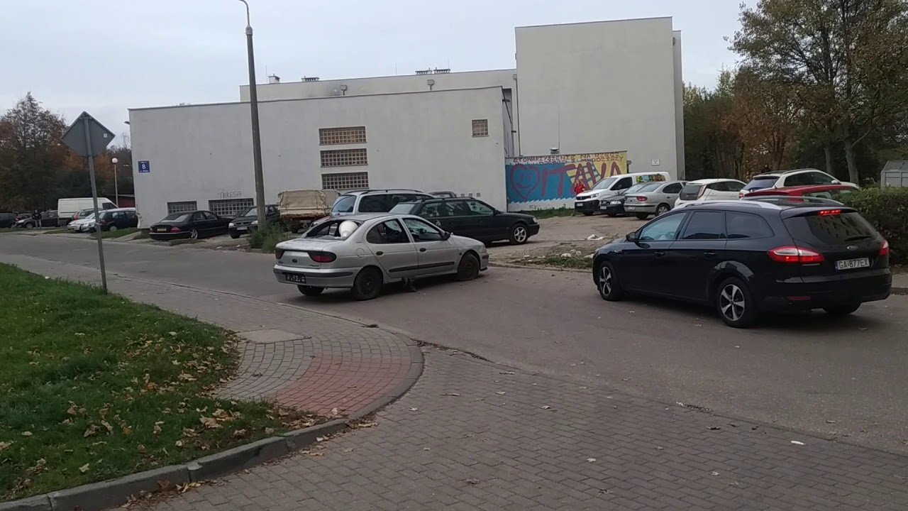 Dzika blokada ulicy na Gdyńskim osiedlu...Samochód widmo