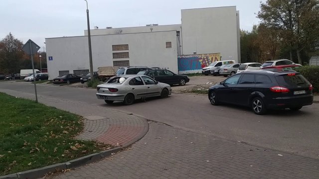 Dzika blokada ulicy na Gdyńskim osiedlu...Samochód widmo...