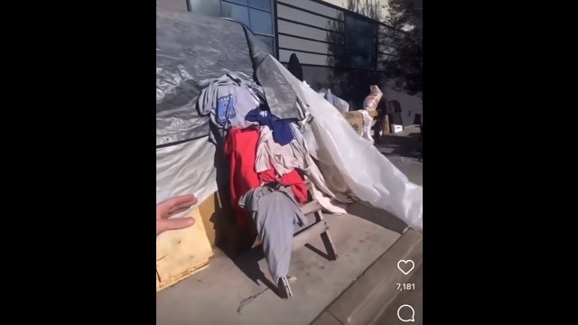 Prowizoryczne schronienie bezdomnego zbudowane na chodniku