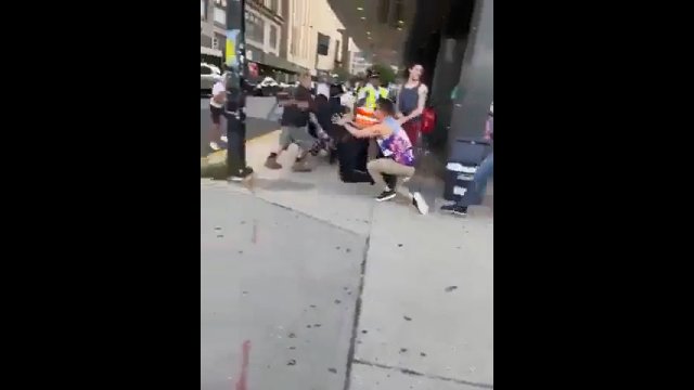 Koleś uderza twarzą w latarnię przy próbie uniknięcia aresztowania