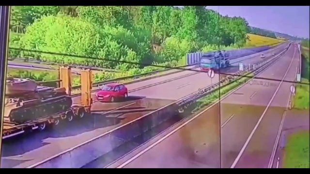 Auto ZMIAŻDŻONE między ciężarówkami. Jedna z nich przewoziła czołg [WIDEO]
