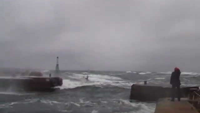 Efektowne wejście do portu polskiego jachtu Cedar przy silnym wietrze i wzburzonym morzu