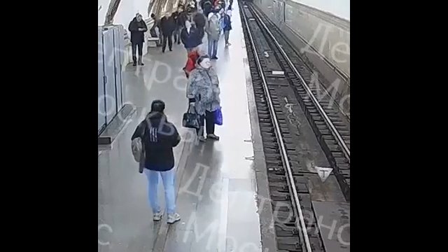 Horror w metrze. Nagranie pokazuje staruszka, który popchnął nastolatka pod nadjeżdżający pociąg