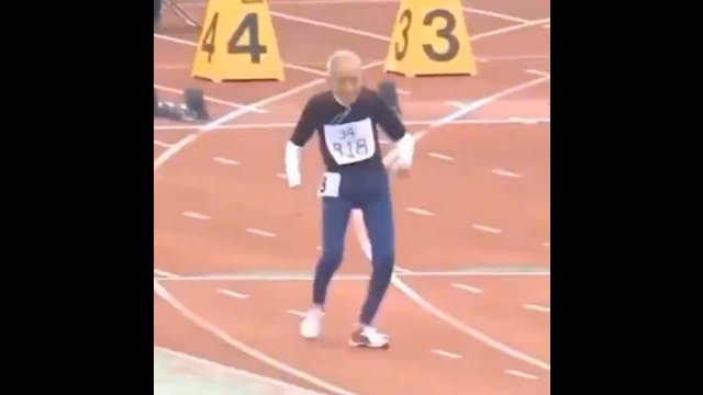 Bieg na 100 metrów w wykonaniu 102-latka. Szacun! [WIDEO]