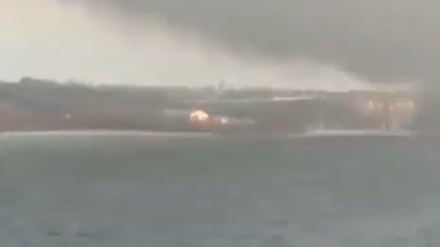 Baza marynarki wojennej ukrainy płonie w pobliżu Odessy po ataku przez Rosje.