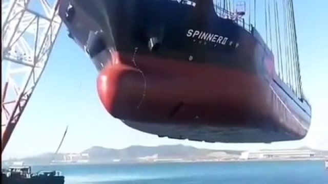 Największy na świecie dźwig pływający „Hyundai 10000” przewożący ogromny statek
