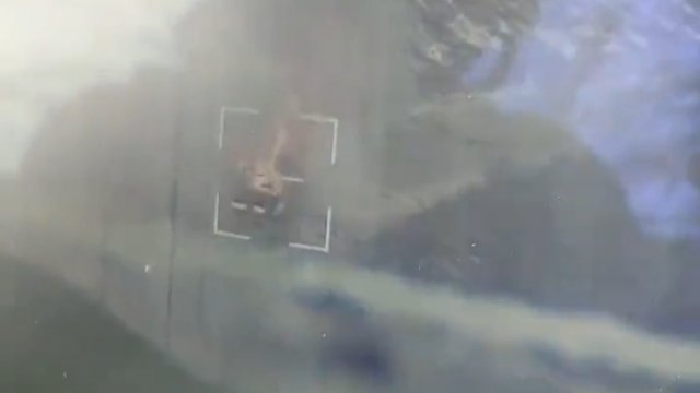 Stugna-P uderza w rosyjski czołg, powodując duże gotowanie i pożar