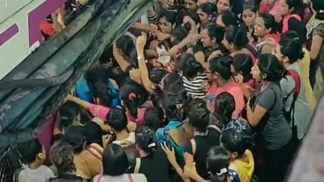 Dojeżdżanie do pracy w Indiach jest koszmarem, jeśli masz klaustrofobię