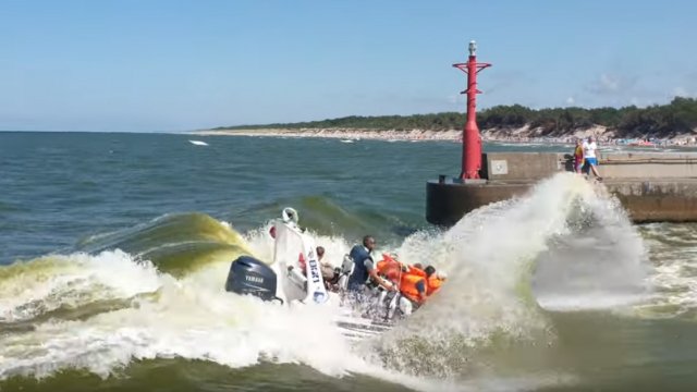 Niebezpieczny wypadek łodzi motorowej w miejscowości Rowy - przypadkowe nagranie