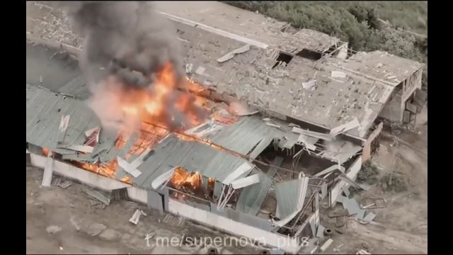 Operator drona zauważył przez dziurę w dachu skład rosyjskiej amunicji. Artyleria dokończyła robotę