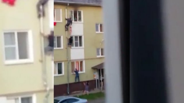 Rosjanie ratują dzieci z pożaru przez okno