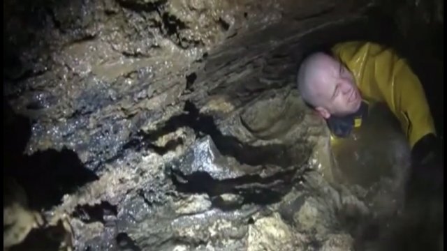 Mężczyzna utknął w jaskini. Po chwili zaczęła ją zlewać woda! [WIDEO]