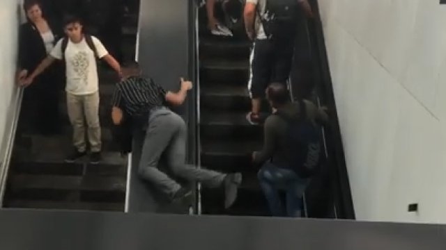 Zator na ruchomych schodach sprawił że ludzie wpadli w panikę