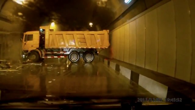 Ciężarówka driftuje w tunelu