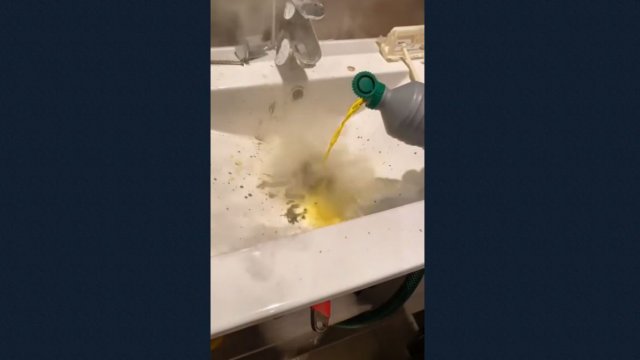 Przetykanie syfonu w umywalce bardzo silnie reagującym środkiem chemicznym