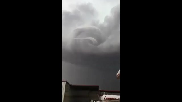 Niesamowite nagranie z bliska, pokazujące formowanie się tornada!