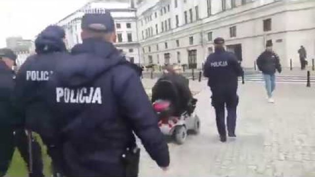 Brawurowa ucieczka wózkiem elektrycznym przed 5 policjantami