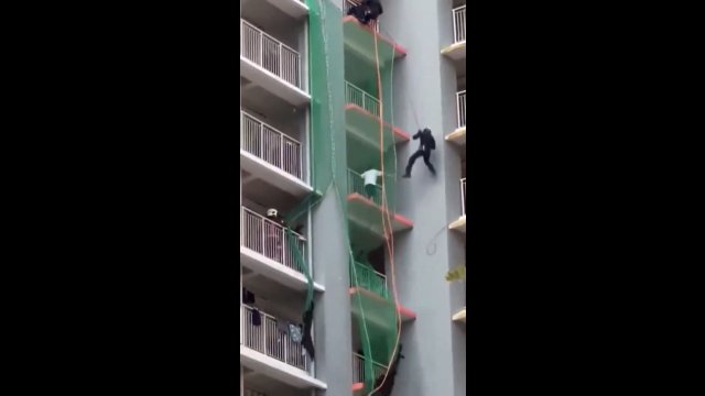 Singapurska policja skutecznie powstrzymała faceta, który chciał skoczyć z balkonu [WIDEO]