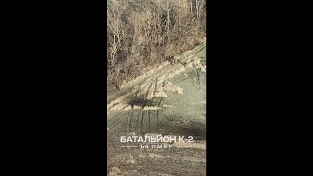 Ukraiński czołg wyłonił się zza drzew i celował z bliska w rosyjską piechotę